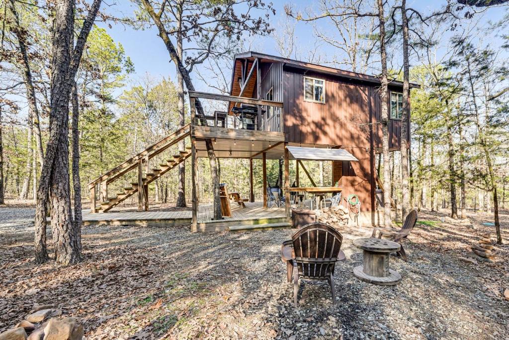 Whitesboro Apartment | 'Bluebird Treehouse' Near Kiamichi Mtns w/Hot Tub