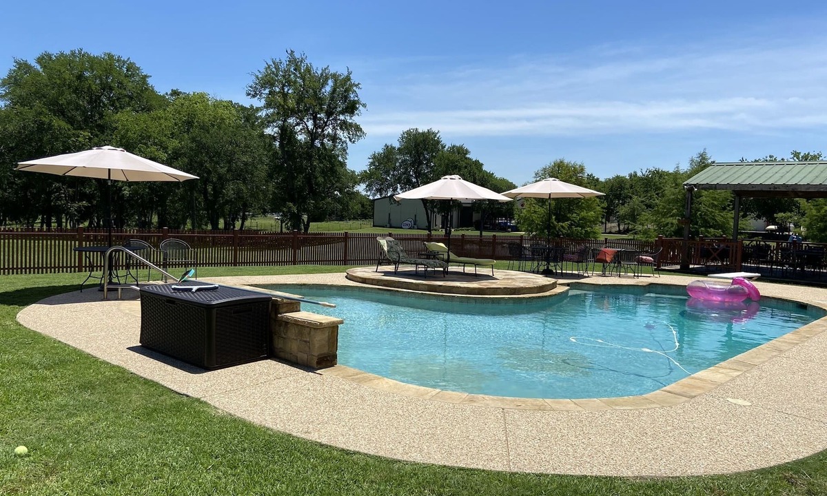 Rockwall House | BOOK FOR THE WORLD CUP-5 Bed Farmhouse with Pool, Pond, 45 minutes from stadium