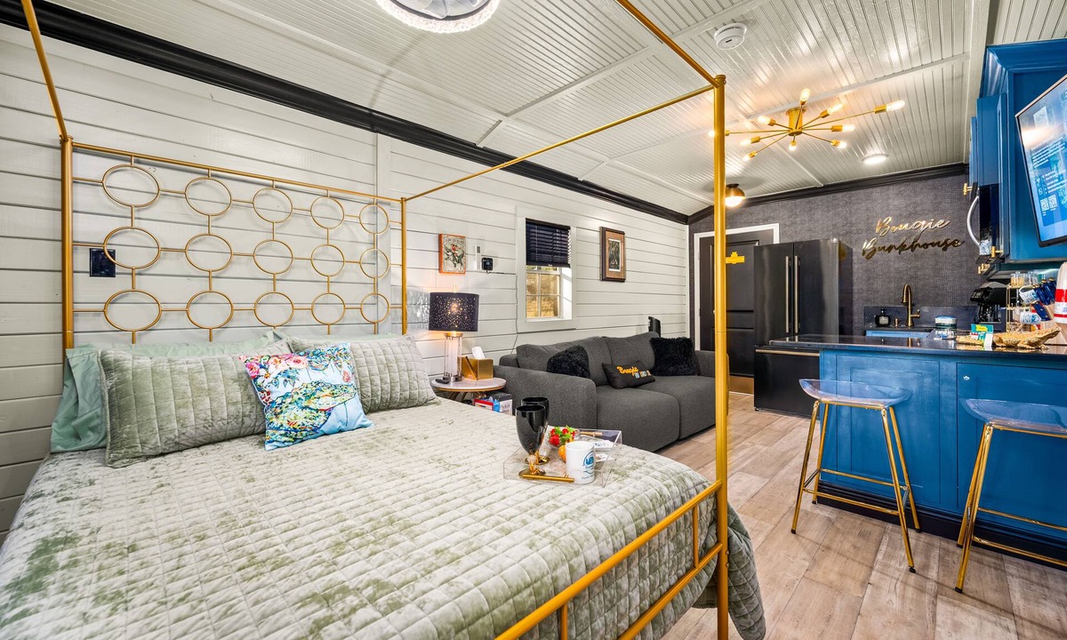 Melder Cabin | Bougie Bunkhouse Under the Oaks: Kisatchie Vista GLAMping cabin +Outdoor Theater