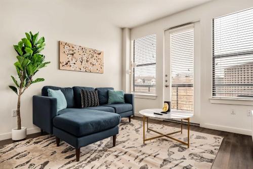 Travis Heights Apartment | Boulevard Stays Prime SoCo 2BR Walk Downtown Pool Gym Parking