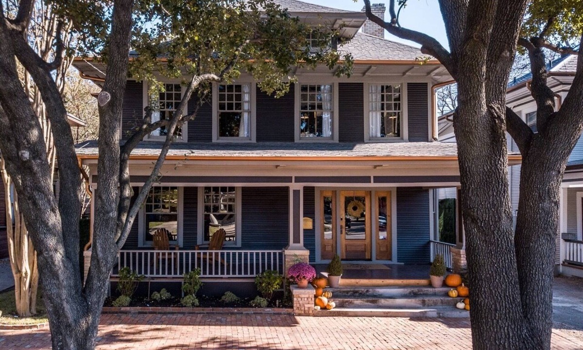 Old East Dallas Bed & Breakfast | Boutique BnB in Old East Dallas | Insta-Worthy Rooms + Speakeasy Bar
