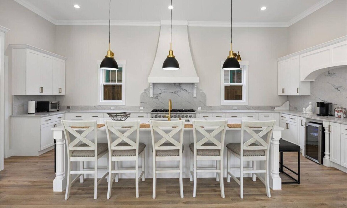 Cedar Crest Villa | Brand New 5BR Modern Villa Sleeps 14 at the Heart of Dallas Downtown/Uptown