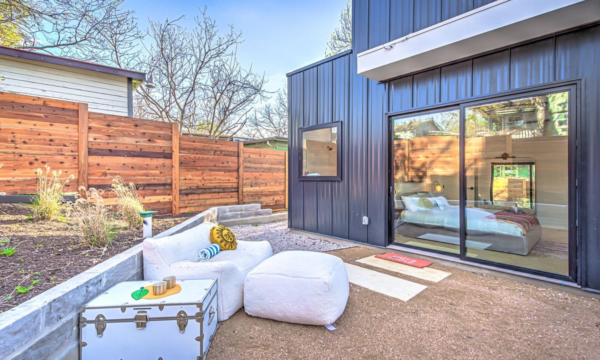 McKinley Heights House | Brand New Stylish 4 BDRM Home W/Pool In DT Austin Near SXSW Top Spots!