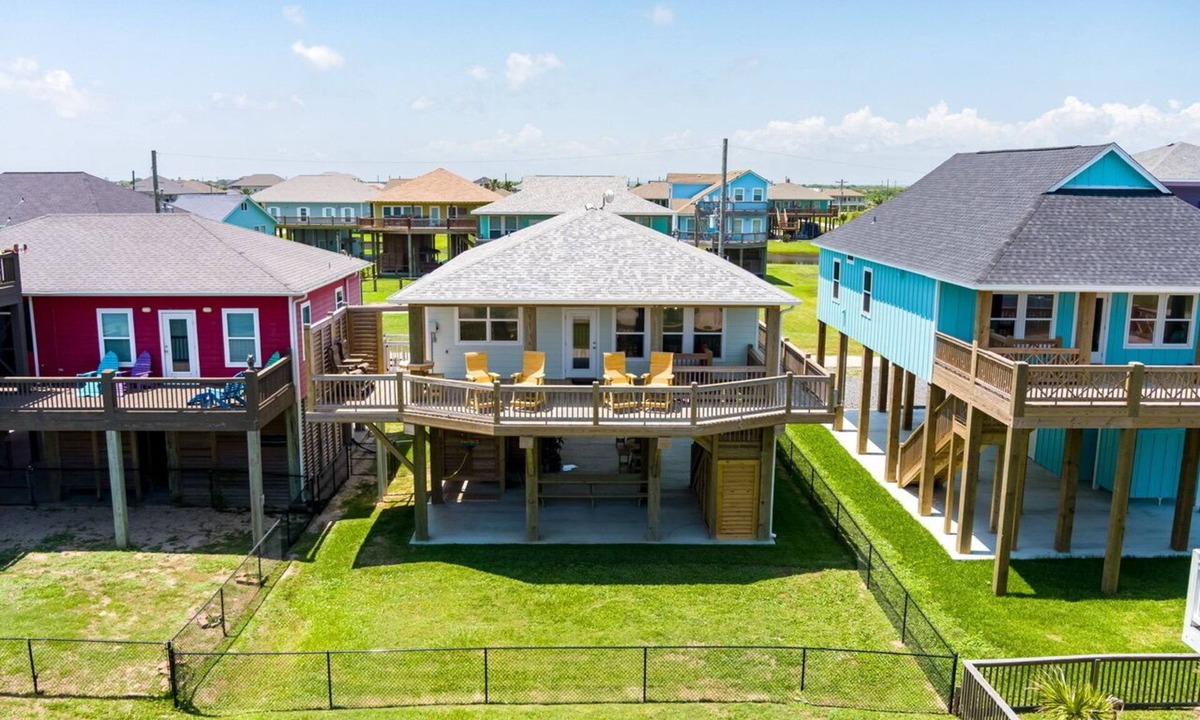 Crystal Beach House | Breeze Easy - Close to beach, fenced yard, cargo lift and more!