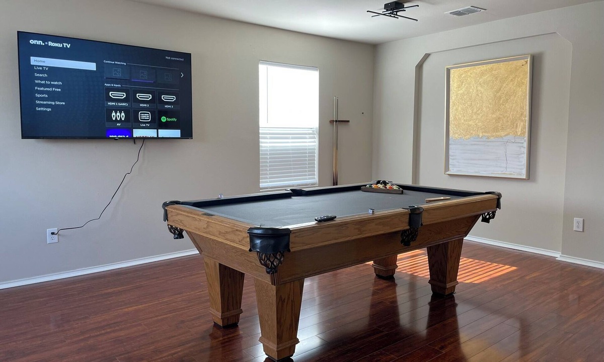 Wetmore House | Bright 5-Bed Canyon Maple Retreat with Pool Table Near JW Marriott
