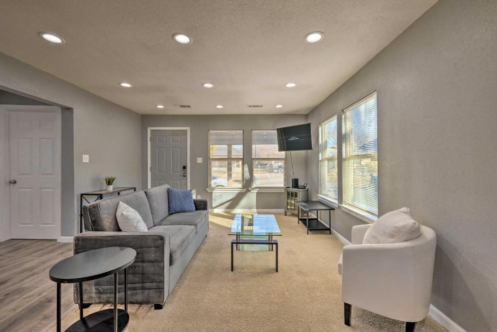 Fort Worth House | Bright and Airy Home with Yard in Dtwn Fort Worth