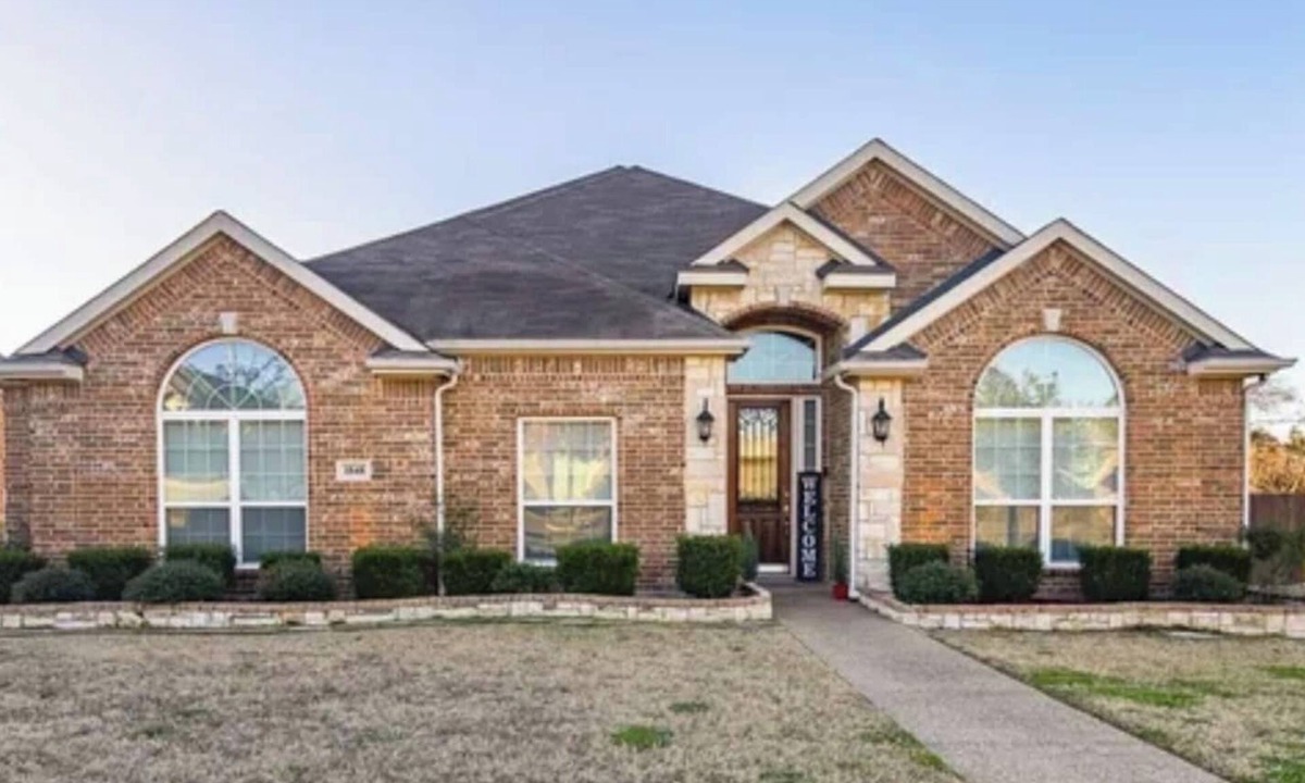 DeSoto House | Bright and spacious 4-bedroom, 2.5-bath DeSoto home featuring 1 king, 3 queen, 1 full, and 1 twin bed. Perfect for families and groups, offering comfort, modern design, and a relaxing stay near Dallas, shopping, and dining.