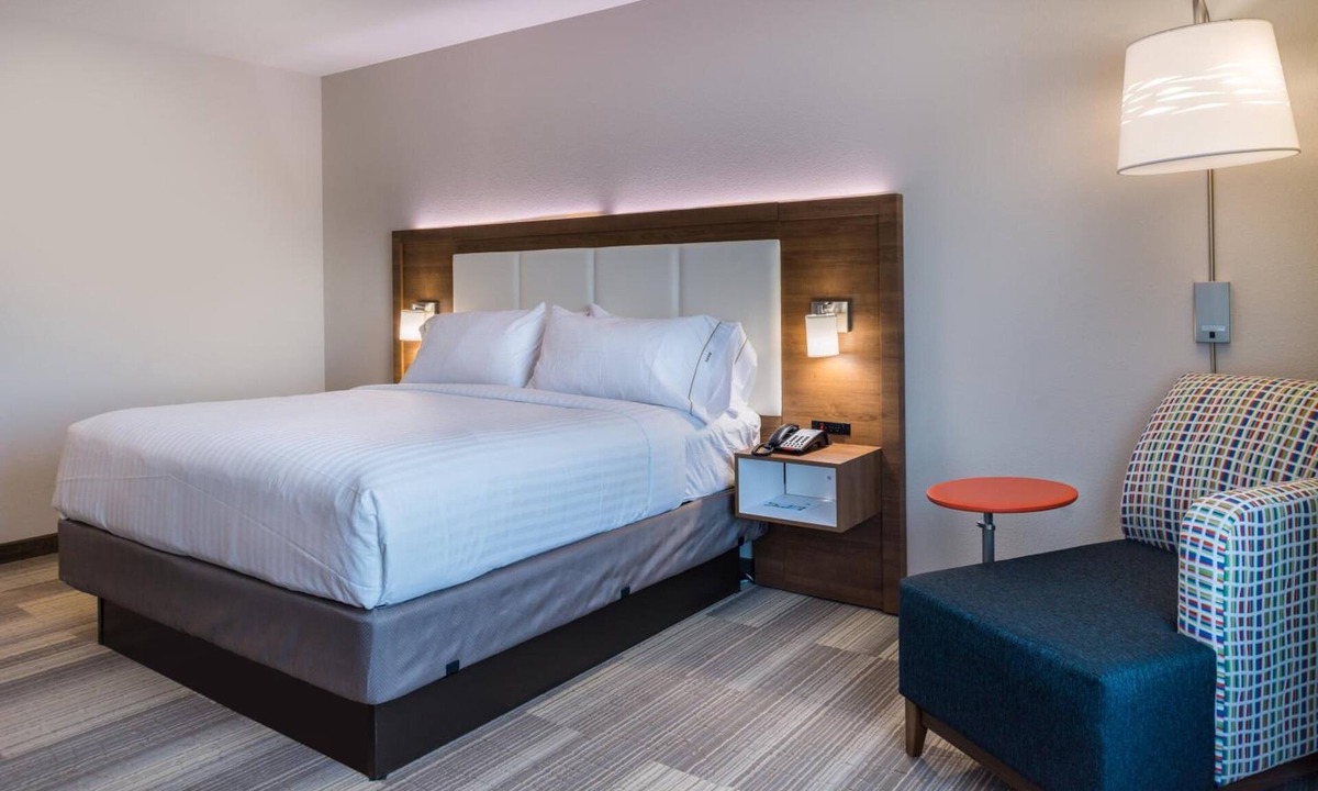 Fort Worth Hotel | Bright Modern King Room for Solo Travelers or Couples' Getaway Near Fort Worth