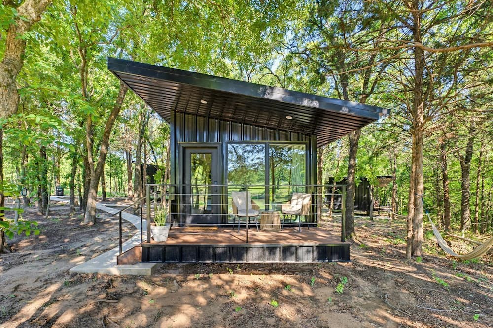 Alvord Cabin | Bright Modern Treehouse with Pickleball Court Near LBJ Grasslands | Alvord, Texas