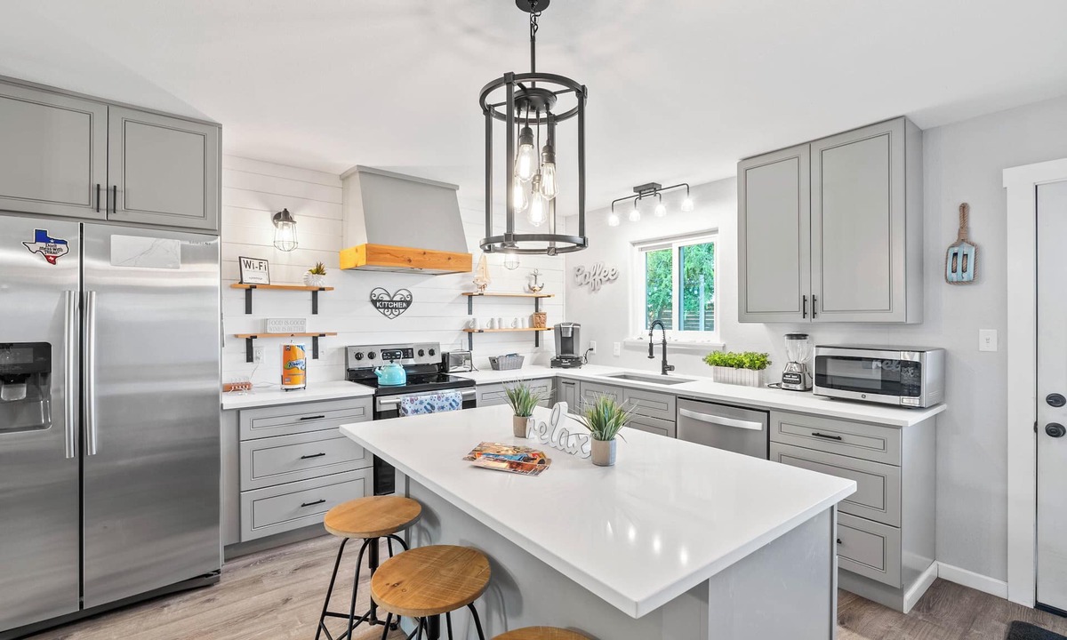 Bay Area House | Bring the Whole Crew Pets Too! 3BR w/Private Fenced Yard Near Beaches!
