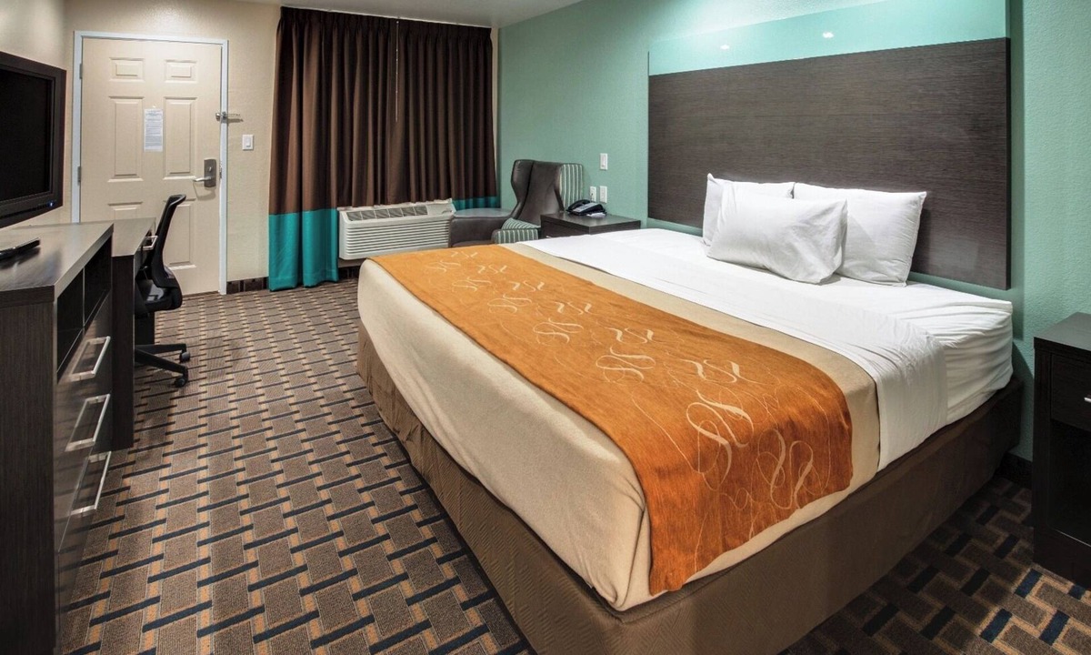 Fort Worth Hotel | Budget Accommodation Ideal For Couple Traveler | Room w/Free Breakfast