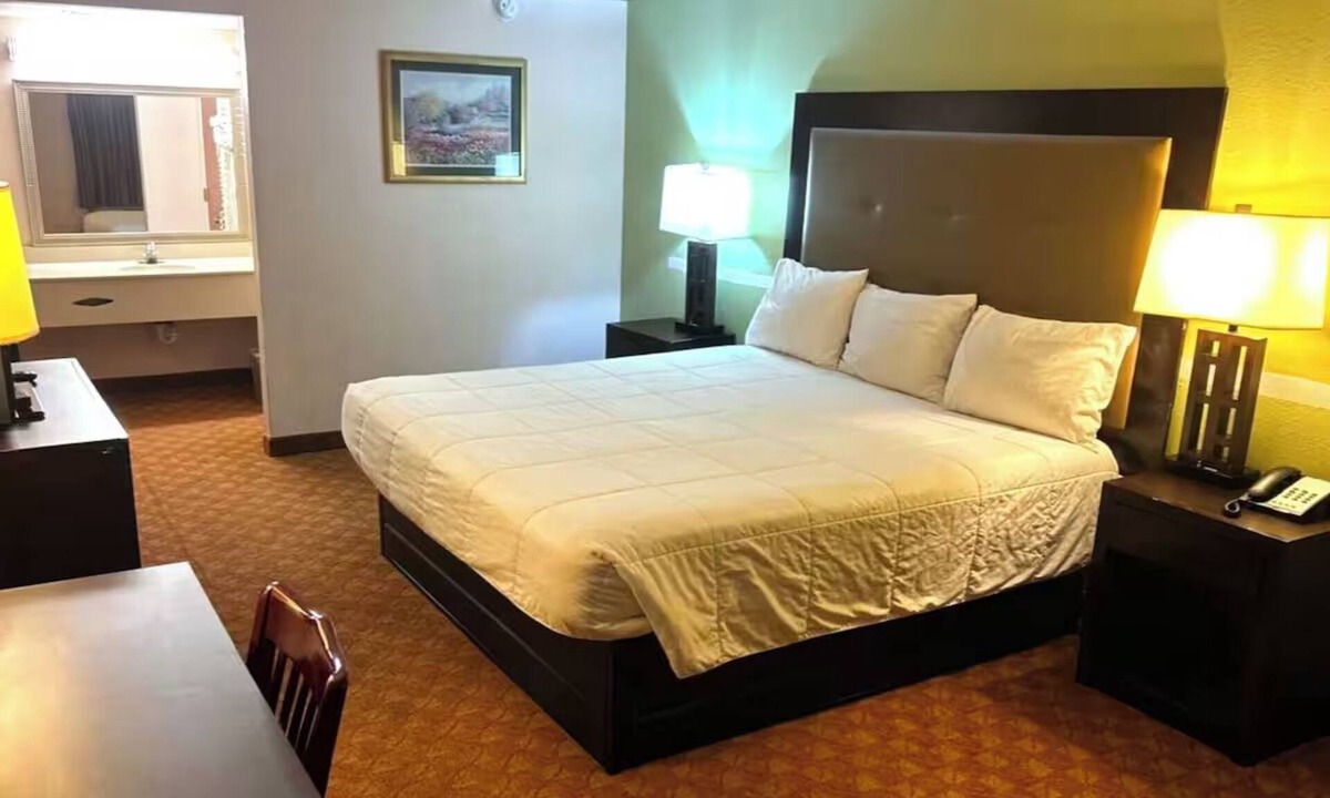 Whitesboro Hotel | Budget King Bed Room Near Paige Davidson Studio and the Frank Buck Zoo