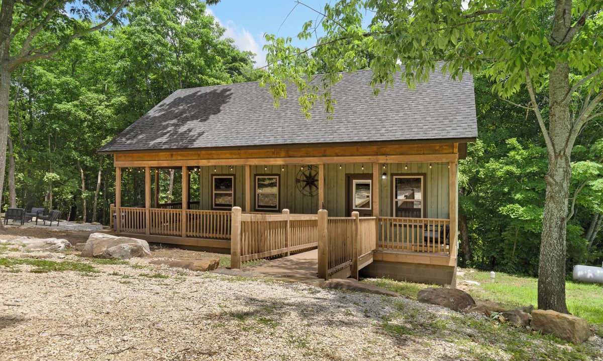 Jasper Cabin | Buffalo Mist Cabin: Hot tub, Fire pit, Sleeps 6, 3 king beds, 13 private acres