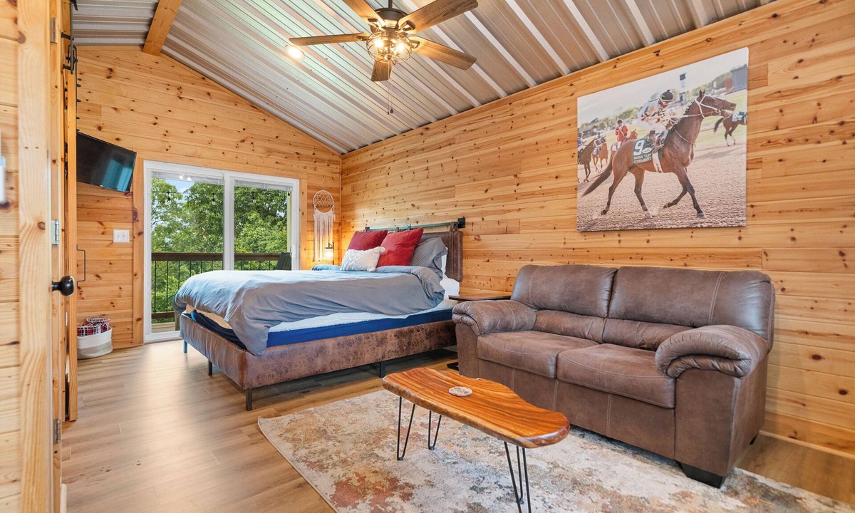 Rockwell Cabin | Cabin #1 @ Rock Creek Cabins! King Bed! 15 min. to Bathhouse Row! Pet Friendly!