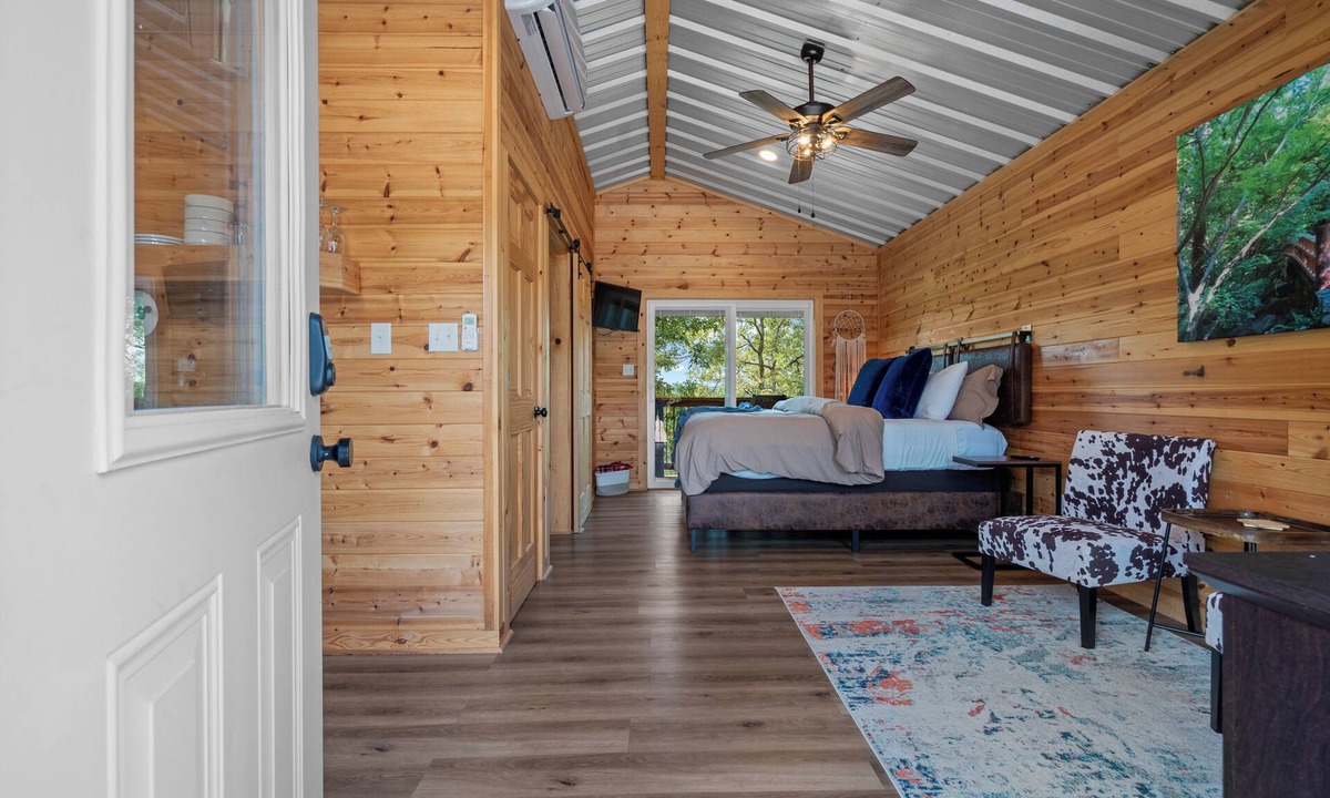 Rockwell Cabin | Cabin #3 @ Rock Creek Cabins! King Bed! 15 min. from Hot Springs National Park!