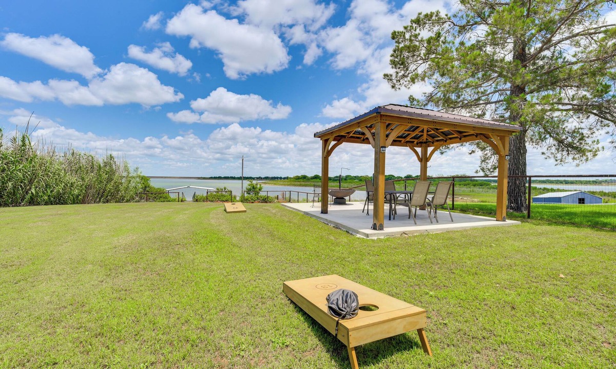 Breckenridge Cabin | Cabin w/Dock on Hubbard Creek Lake: Pets Welcome!