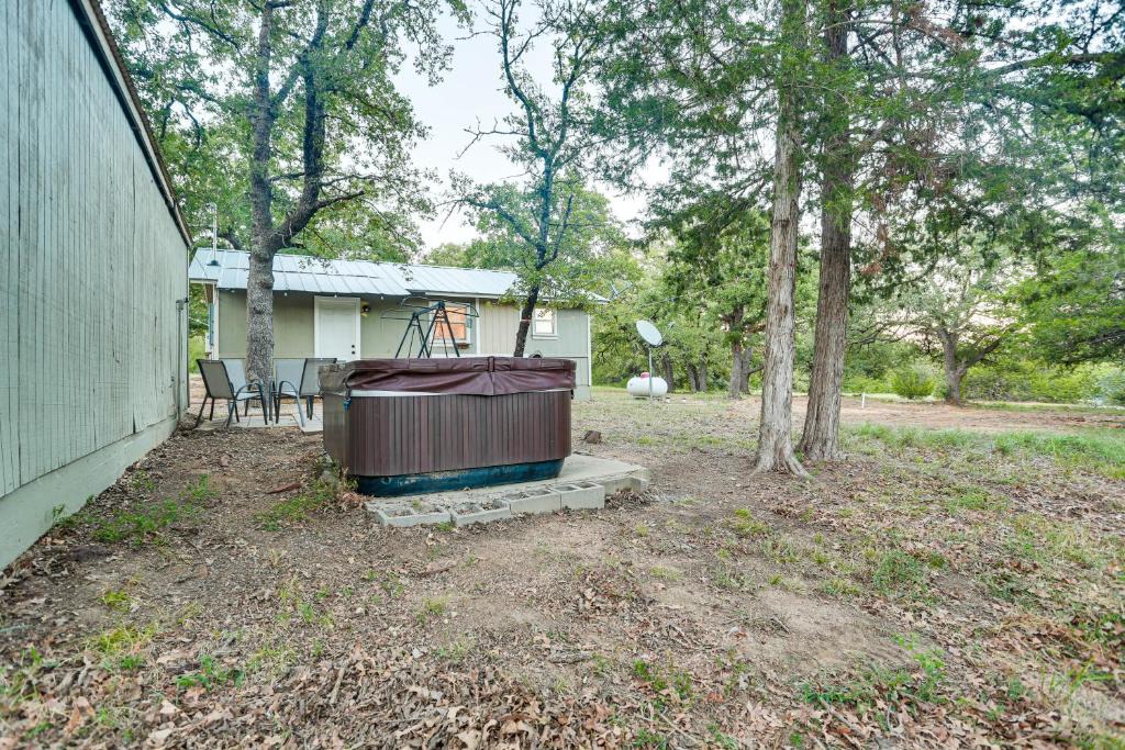 Valley View Apartment | Cabin w/Hot Tub in Valley View: Pets Welcome!