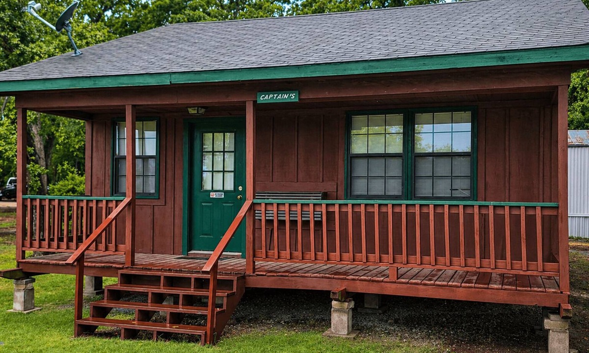 West Tawakoni Cabin | Captain's Cabins - A cozy cabin with a lakefront view!