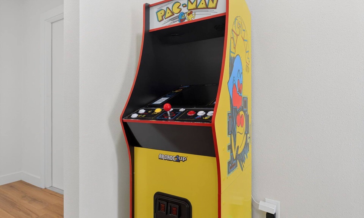 Woodstone House | CasaBoho Billiards Game Room Arcade Sleep 12