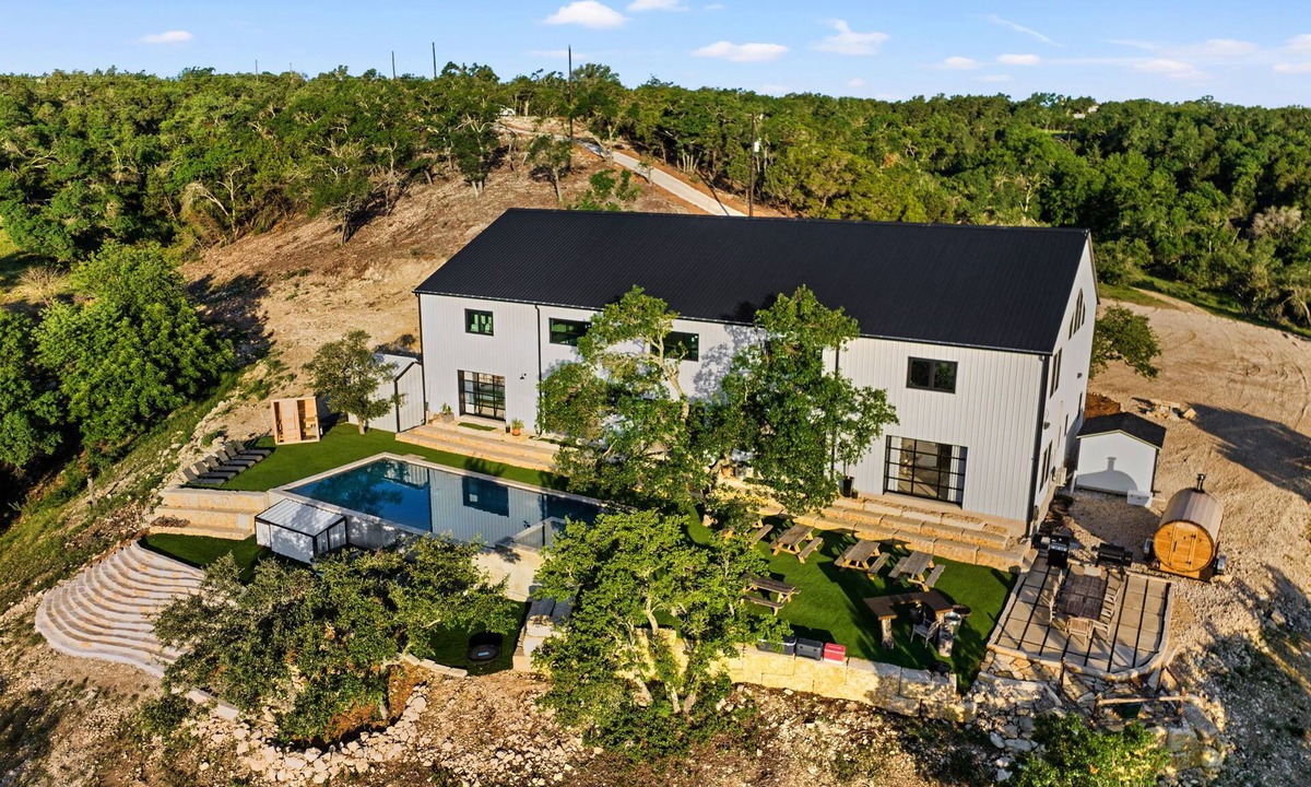 Leander House | CEDAR TRUNK RANCH w Pool Sauna Pickleball & MORE