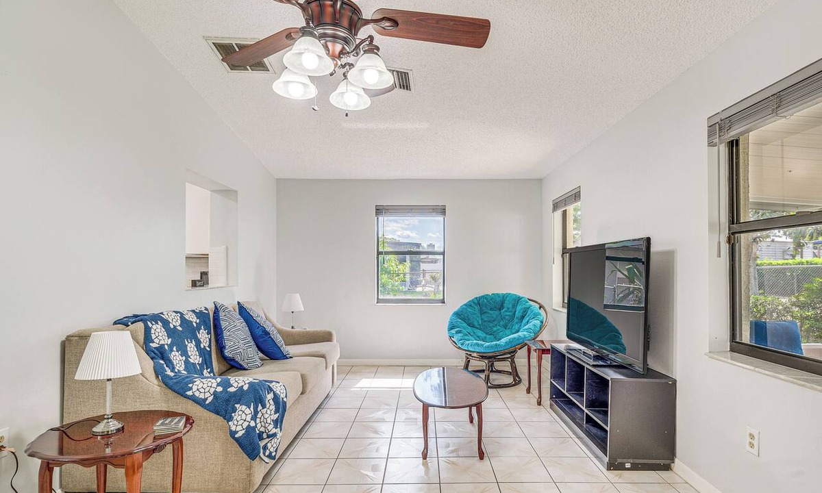 Spring Hill House | Central Spring Hill Home | Lanai, Games & Beaches