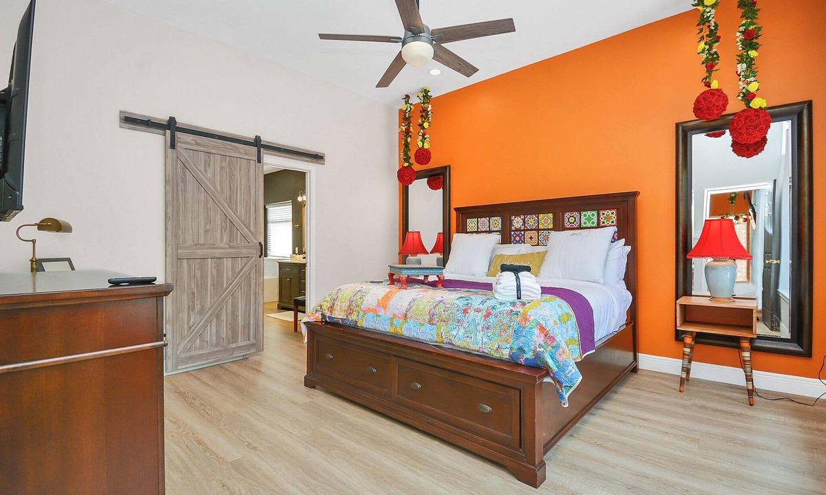 Addicks House | Centrally located Luxury Home Big Backyard 800 Mbps WiFi 10 Med Center Top golf