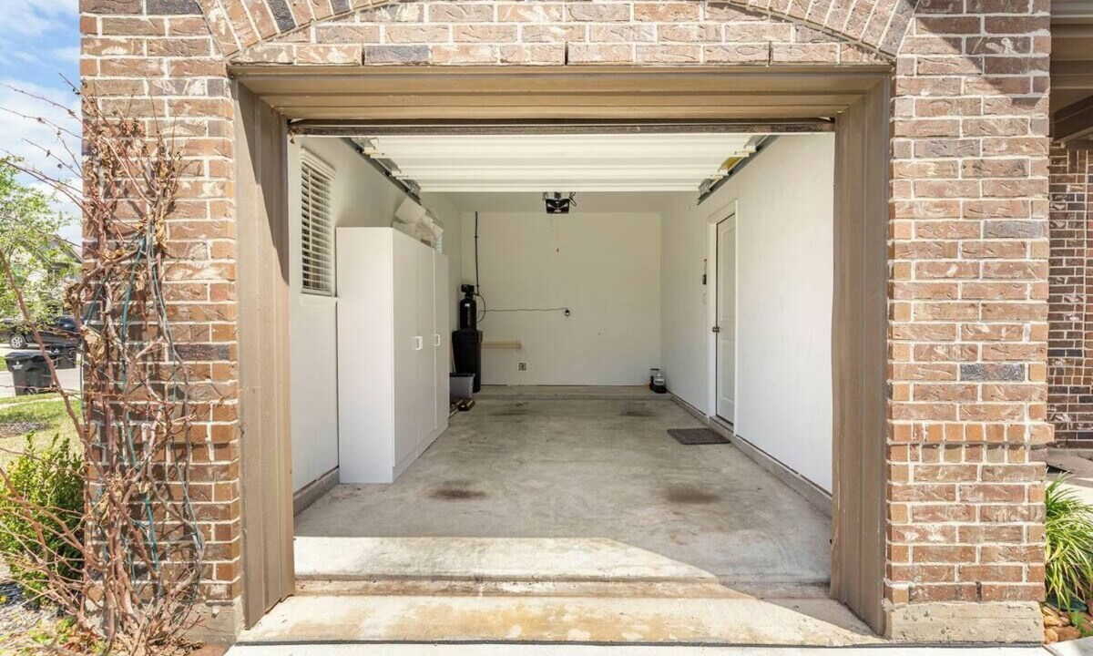 Rosenberg House | Charming 1-bedroom building in terrific Richmond with WiFi, AC & parking garage