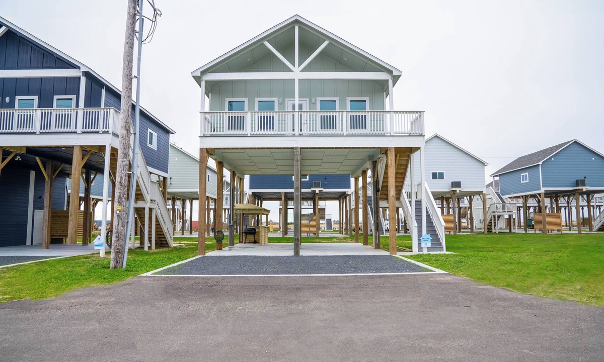 Crystal Beach House | Charming 2-bedroom house in Wonderful Bolivar Peninsula with AC, WiFi