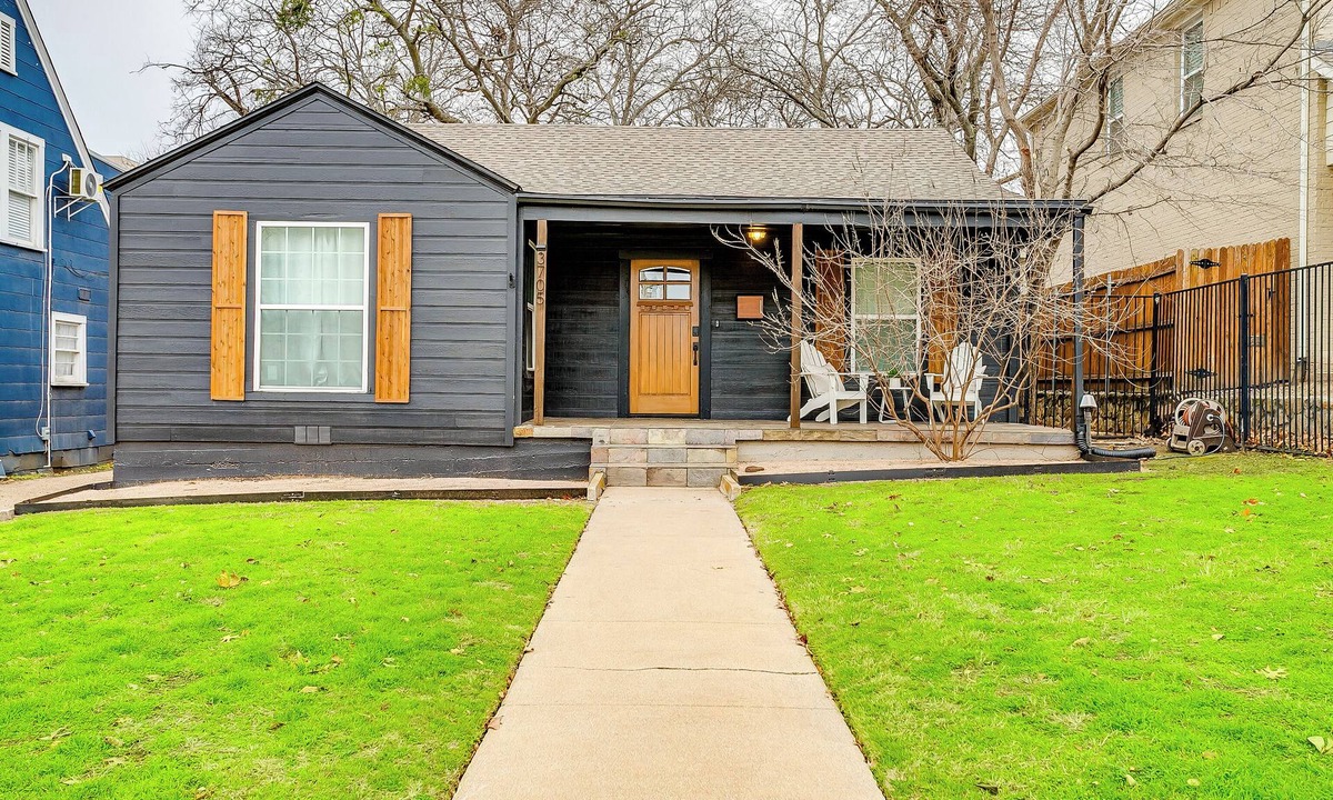 Fort Worth Cultural District House | Charming 2-bed in Fort Worth w WiFi, AC, King Bed, walk to Dickies & Will Rogers