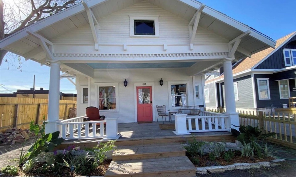 Del Mar House | Charming 2 Bedroom House & Rear Apt 1/1 with CC Bay View!