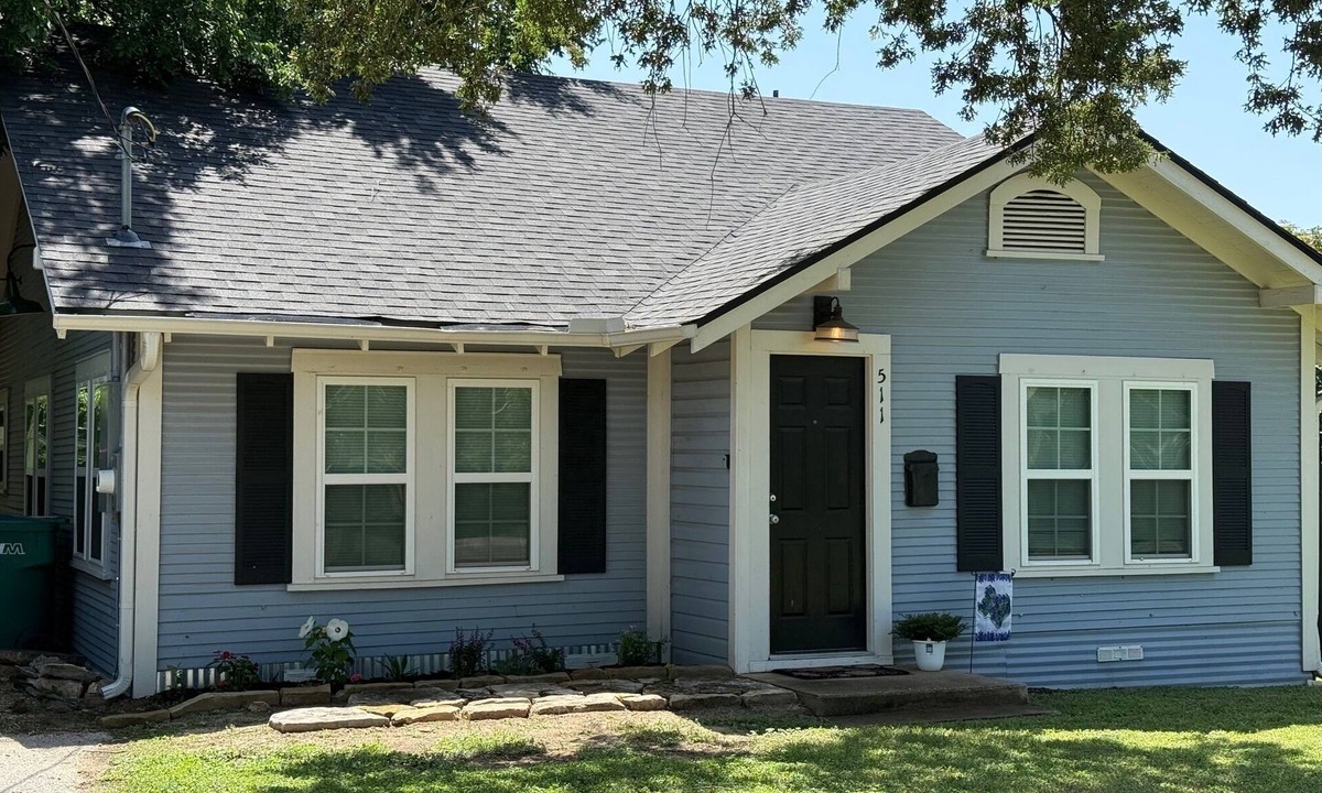 Gatesville House | Charming 2-bedroom bungalow in downtown Gatesville with AC, WiFi