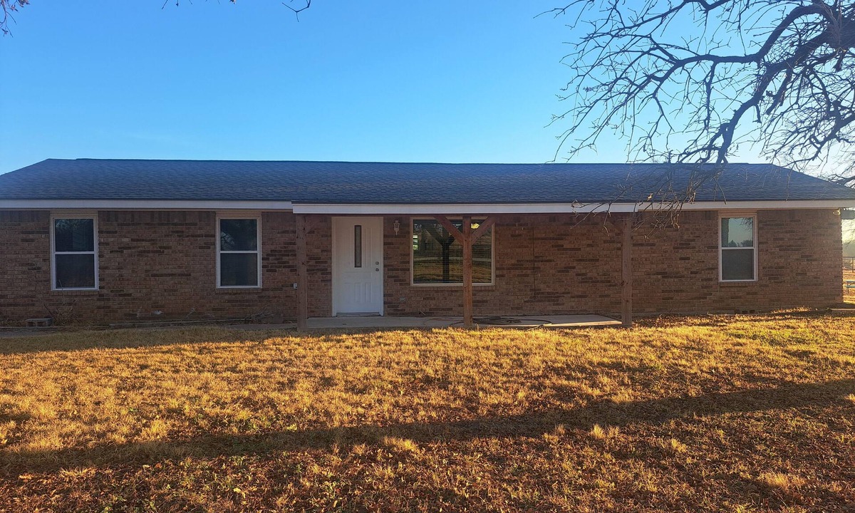 Sunset Other | Charming 2-bedroom farmhouse with AC in peaceful Bowie