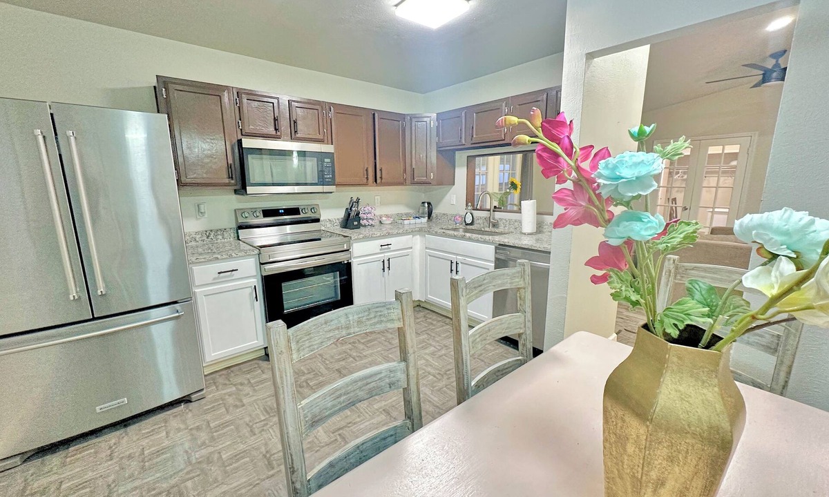 The Colony House | Charming 2-bedroom house in The Colony with WiFi, AC no chores