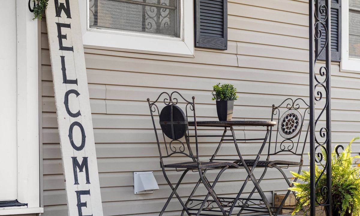 Lindale House | Charming 2-bedroom house within walking distance of downtown Lindale.