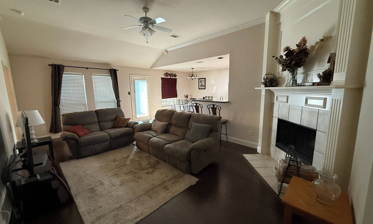 Euless House | Charming 2-bedroom house in central DFW w private office- 5min to DFW airport!