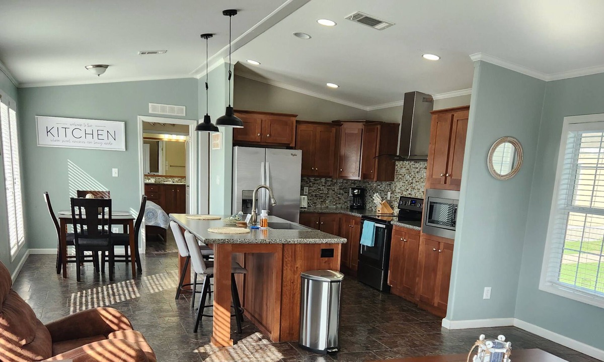 Lake Jackson House | Charming 3 bed-home near Surfside -plenty of onsite amenities