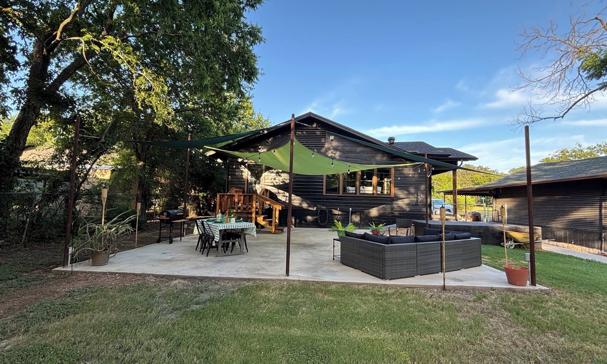 Mineral Wells House | Charming 3-bedroom bungalow, sleeps 8, fire pit, playground, laundry & yoga