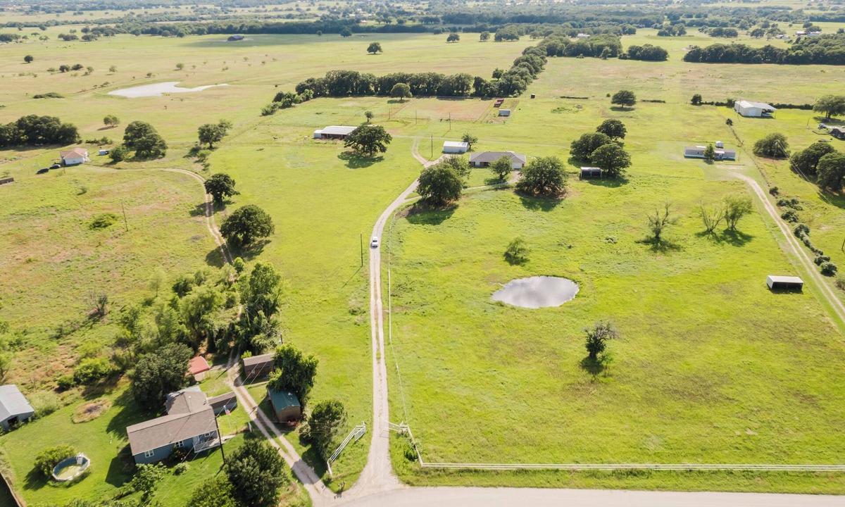 Wise County House | Charming 3-bedroom farmhouse in serene Boyd