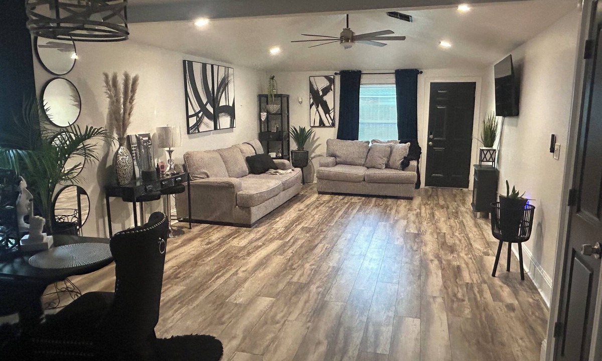 LaPlace House | Charming 3-bedroom house in LaPlace with AC, WiFi