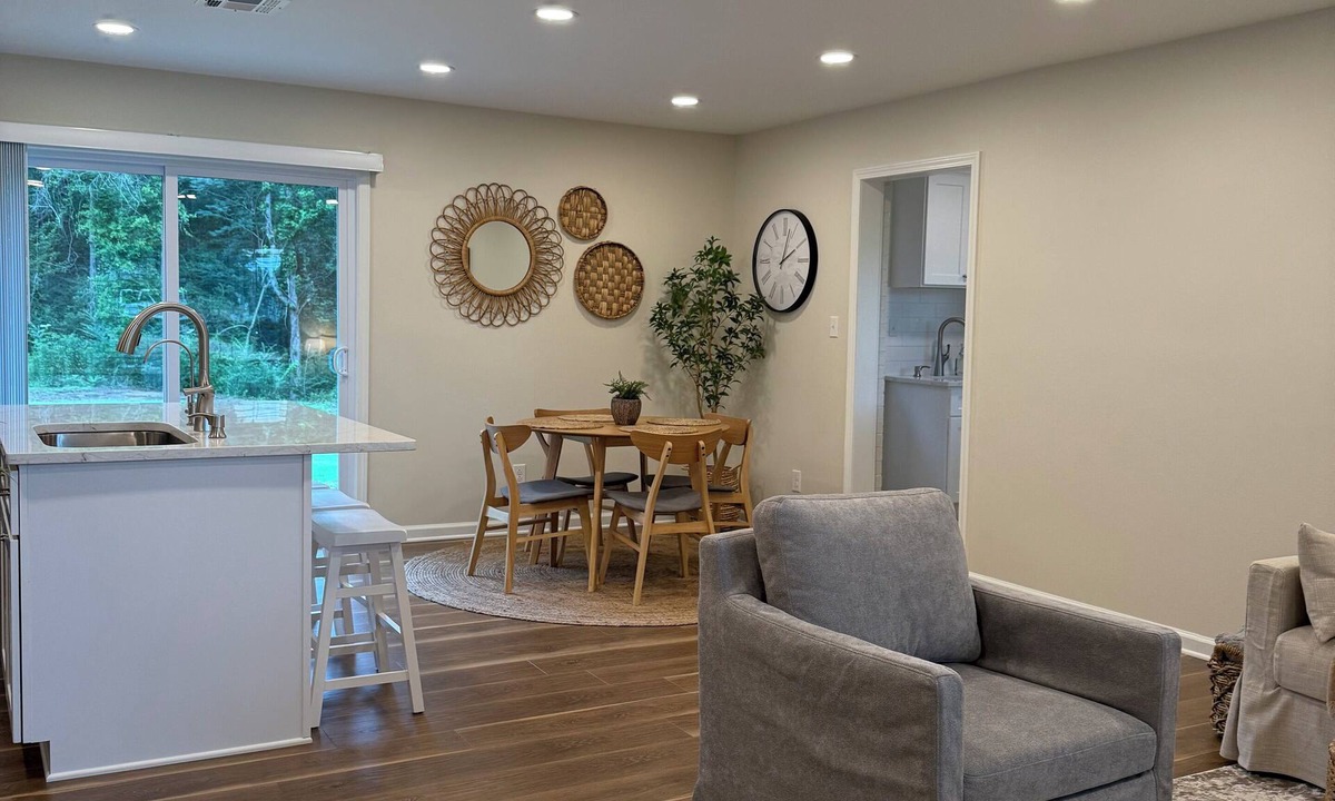 Fisher House | Charming 3-bedroom house with AC, WiFi in wonderful Many