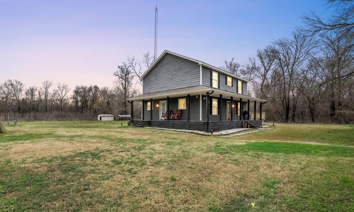 Elmo House | Charming 3-bedroom country house in lovely Wills Point with WiFi, AC