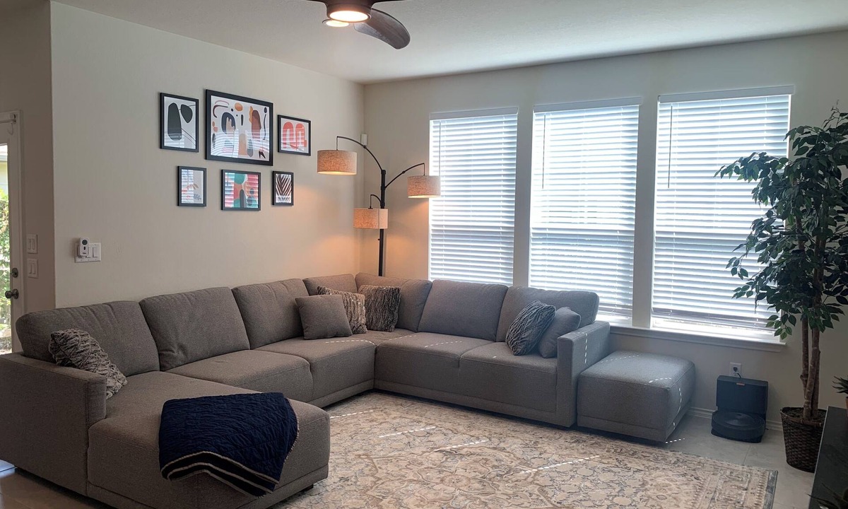 Schertz House | Charming 4-bedroom house with theater room, pool table, poker table, and bar.
