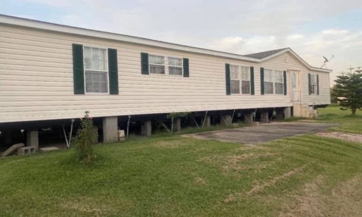 Buras-Triumph House | Charming 5-bedroom mobile home with AC in Buras