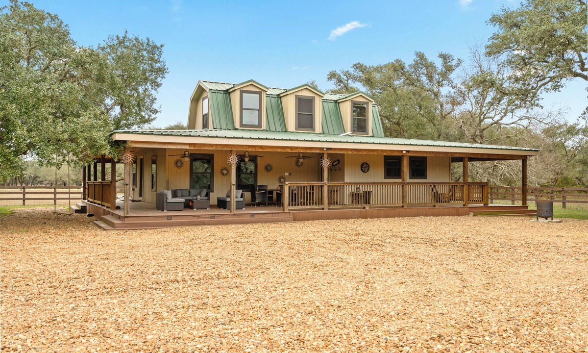 Sublime House | Charming 5-bedroom farmhouse in Rock Island with WiFi, AC, lake front