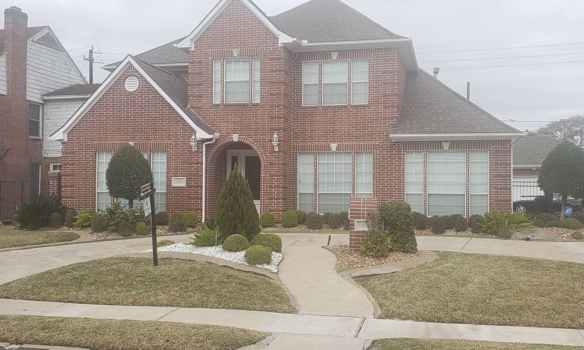 MacGregor House | Charming bedroom in a well kept home near downtown of enjoyable Houston.