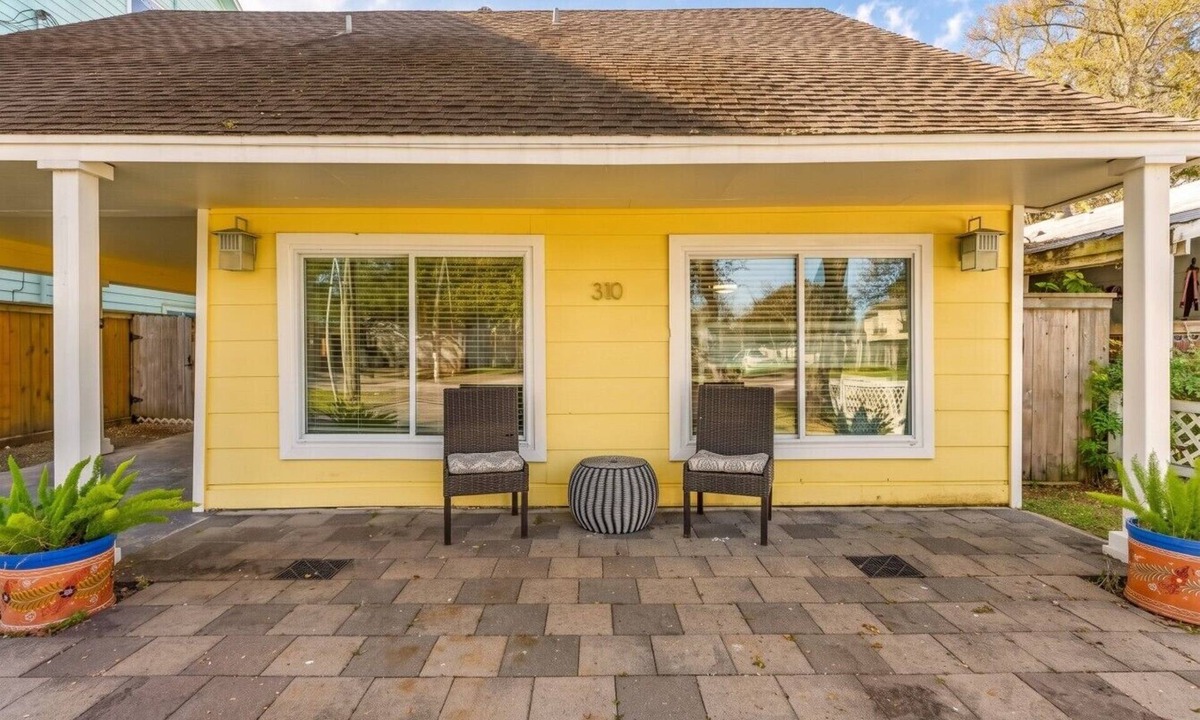Clear Lake Shores Cottage | Charming Cottage Close to Kemah Boardwalk