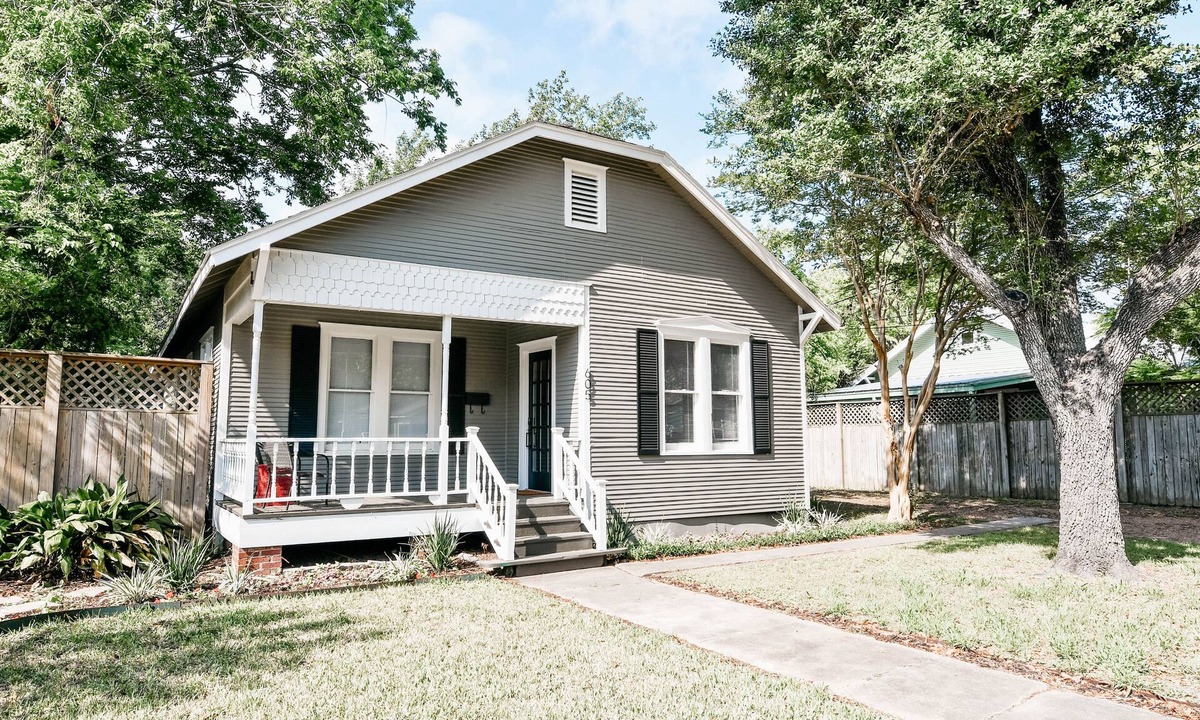 Victoria House | Charming cottage in the heart of historic downtown Victoria!