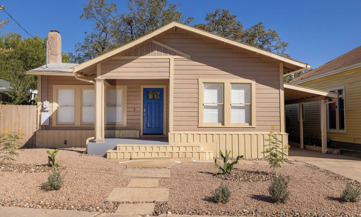 Southtown House | Charming Home Walk to Riverwalk