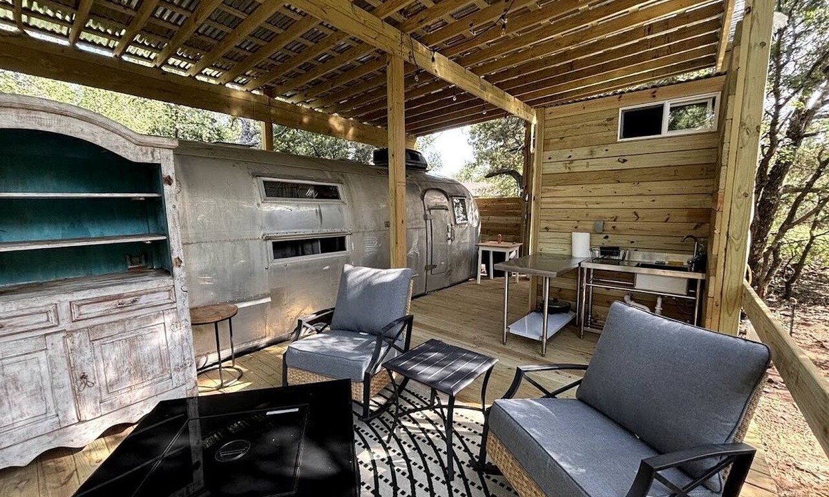 Mineral Wells House | Charming Vintage Airstream with Covered Patio near Mineral Wells, Texas