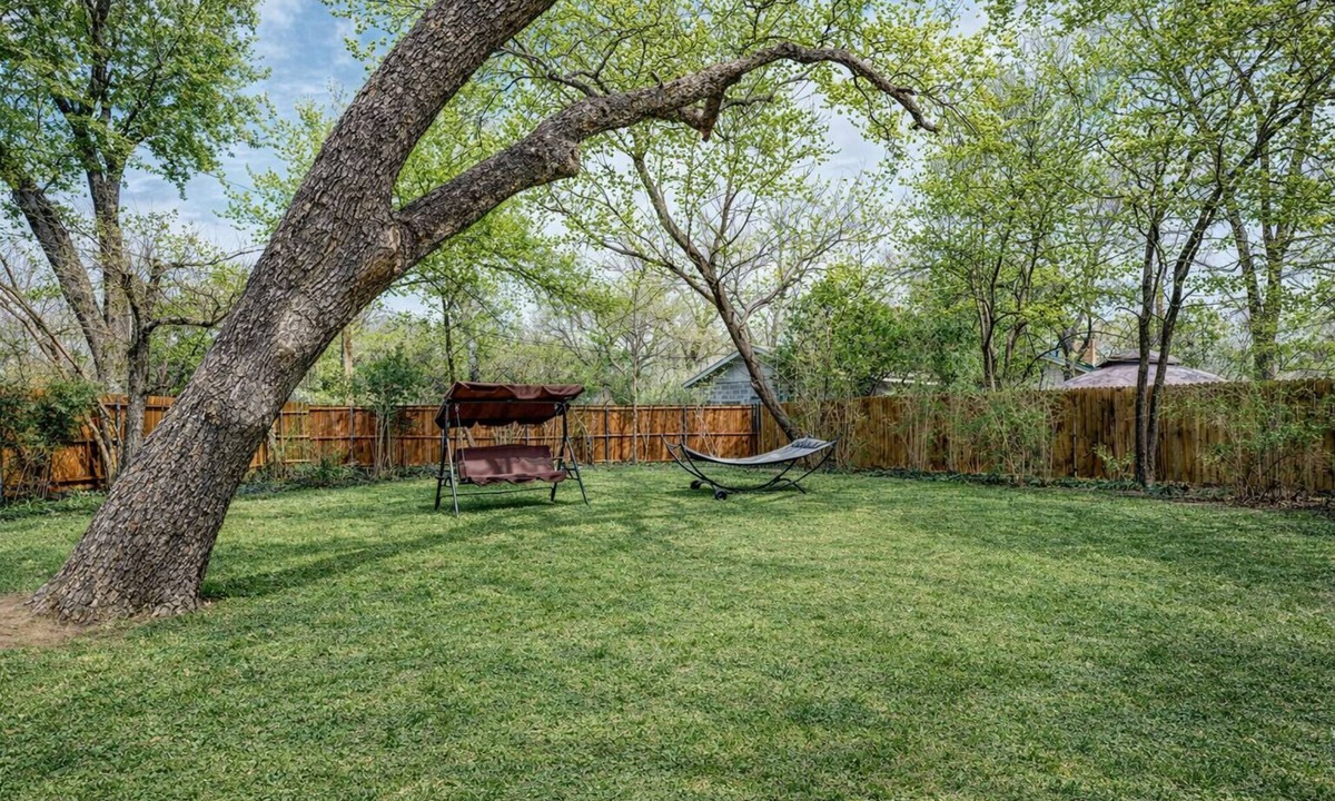 South Arlington House | Cheerful Home W/Private 15' Swim Spa, Big Fenced Yard, & Fire Pit